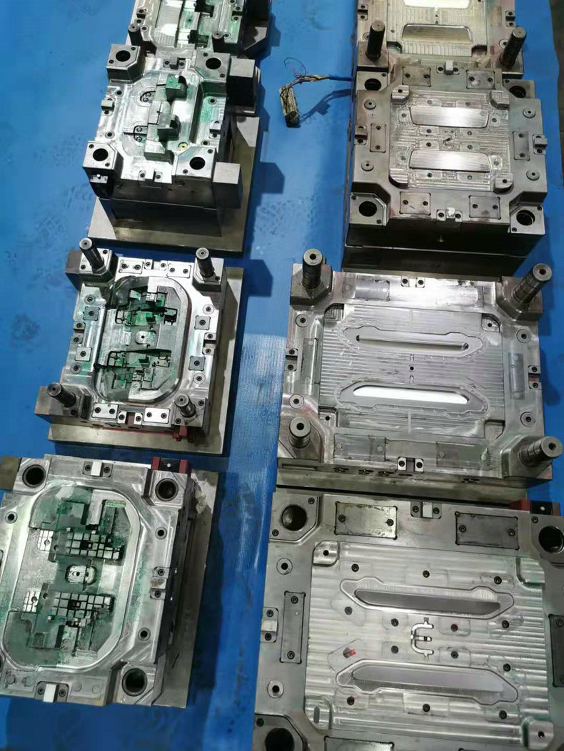 车灯模具 汽车车灯注塑模具的技术与应用